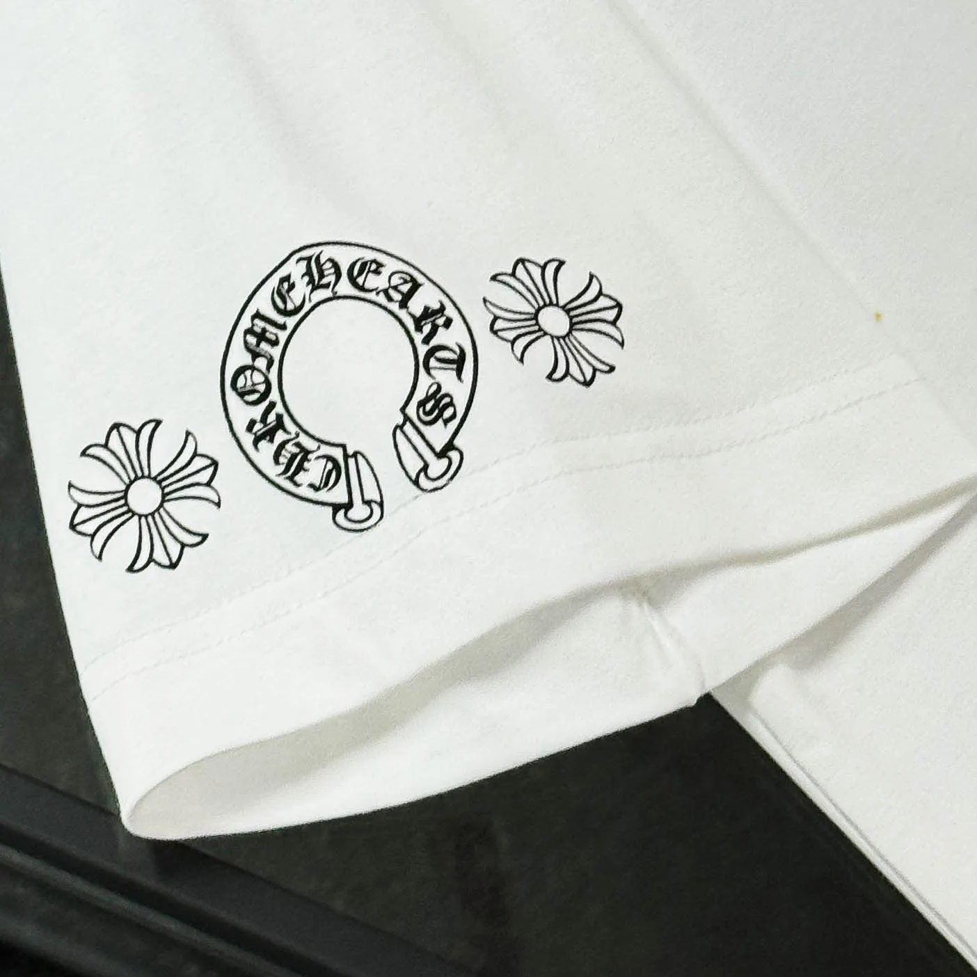 P180 Chrome Hearts Chrome Hearts 25 high version. The fabric is made of 300 grams of high-density cotton. It does not deform or shrink. It has three labels. It is the same style for men and women. Technology: Digital printing. Color: White. Black. SIZE: S-XL.